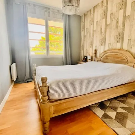 With Terrace And Pool דירה *