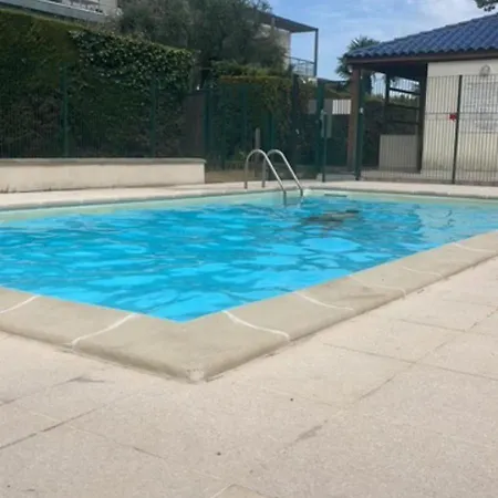 With Terrace And Pool * La Rochelle (Charente-Maritime)