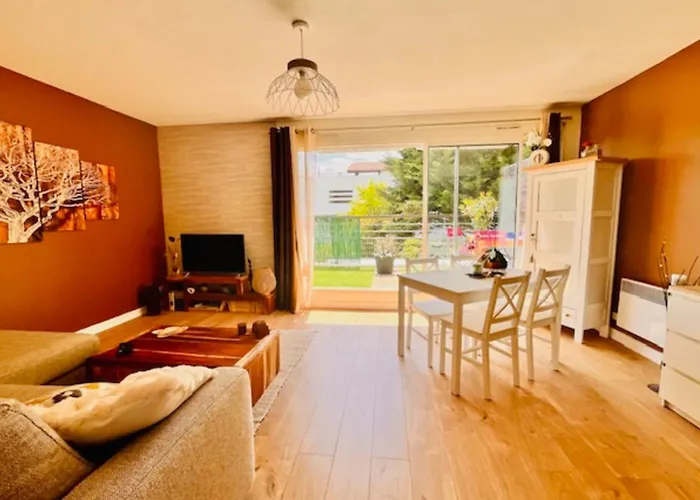 With Terrace And Pool Appartement