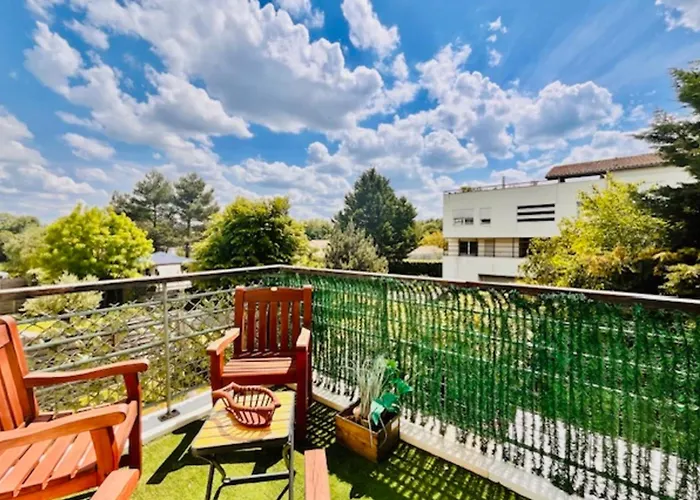 With Terrace And Pool * La Rochelle (Charente-Maritime)