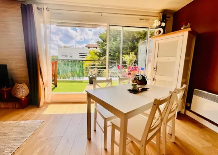 With Terrace And Pool * La Rochelle (Charente-Maritime)